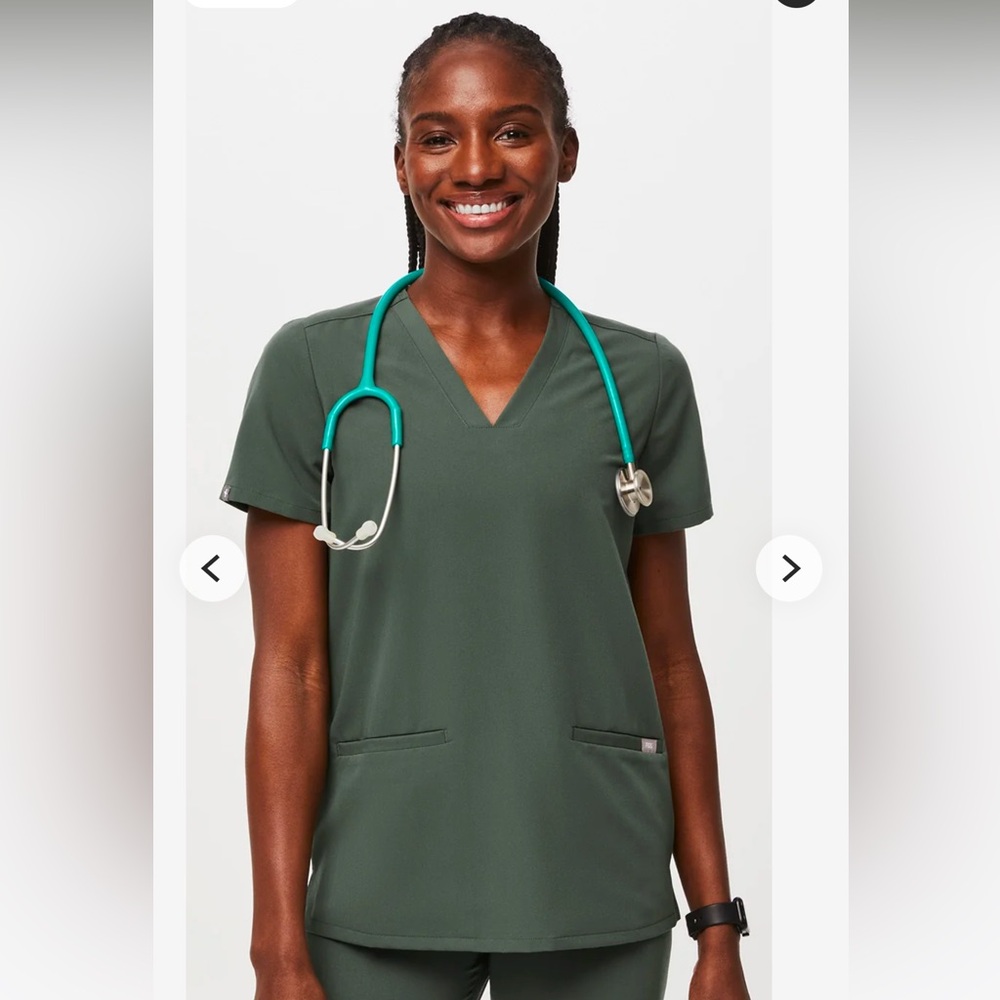 FIGS Casma Three Pocket Scrub top
Color- Moss